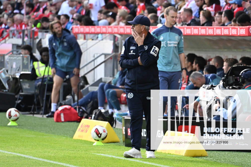 Fussball 1.Bundesliga, FSV Mainz 05 - Bayer 04 Leverkusen v.l. Trainer Urs Fischer (FSV Mainz 05) Mainz