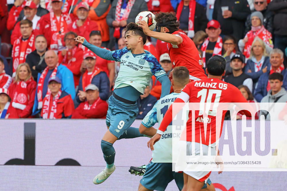 Mainz, Deutschland 10. Oktober 2026: 1. Bundesliga - 2026 2027 - 5. Spieltag - 1. FSV Mainz 05 gegen Bayer 04 Leverkusen Im Bild: v. li. im Zweikampf Afonso Moreira (B04) gegen Fabio Gruber (M05) . DFL regulations prohibit any use of photographs as image sequences and or quasi-video Mewa Arena Rheinland - Pfalz