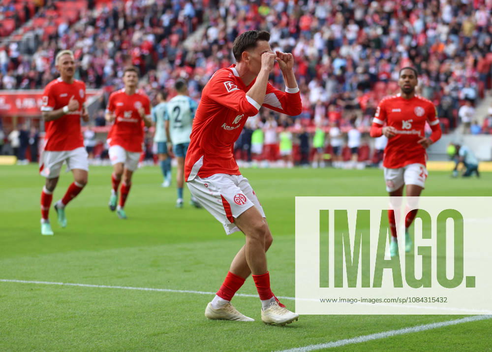 Fussball Bundesliga, 1. FSV Mainz 05 - Bayer 04 Leverkusen, v.l., Torjubel zum 2:2 durch Anthony Caci (FSV Mainz 05), Goal celebration, celebrate the goal DFL DFB REGULATIONS PROHIBIT ANY USE OF PHOTOGRAPHS AS IMAGE SEQUENCES AND OR QUASI-VIDEO.