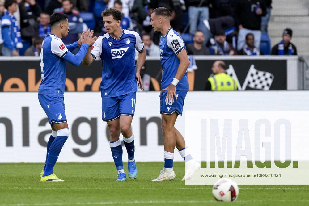 V.li.: Adam Daghim (Hoffenheim, 14), Torschütze Fisnik Asllani (Hoffenheim, 11), Tim Lemperle (Hoffenheim, 19), Spieler der TSG 1899 Hoffenheim, jubeln über das Tor zum 1:1, Jubel, Torjubel, Torerfolg, celebrate the goal, goal, celebration, jubelt ueber das Tor, Freuen, Freude, freut sich, optimistisch, positiv, Spielszene, Highlight, Action, Aktion, 10.10.2026, Sinsheim (Deutschland), Fussball, Bundesliga, TSG 1899 Hoffenheim - Hamburger SV, DFB DFL REGULATIONS PROHIBIT ANY USE OF PHOTOGRAPHS AS IMAGE SEQUENCES AND OR QUASI-VIDEO.