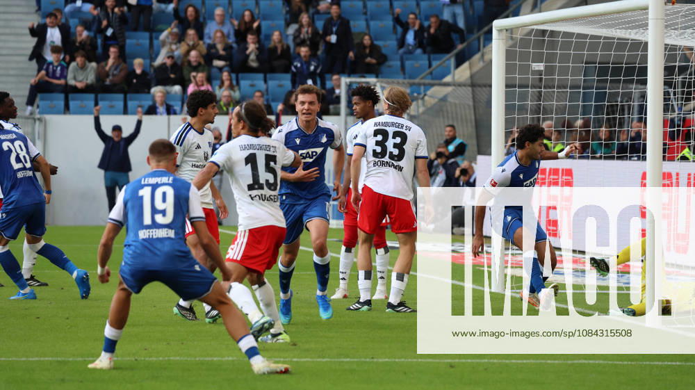 Fussball 1.Bundesliga, TSG 1899 Hoffenheim - Hamburger SV v.l. Torjubel nach dem Tor zum celebrating the goal celebrate 1:1 durch Fisnik Asllani (TSG 1899 Hoffenheim) Sinsheim