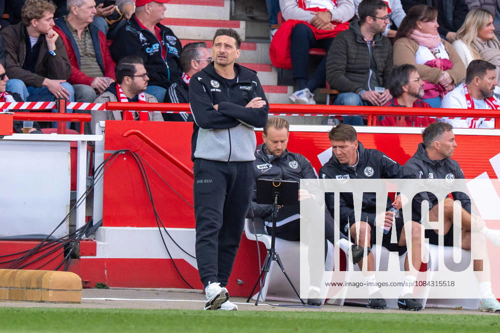 Deutschland: Fussball 1. Bundesliga, 5. Spieltag 2026 2027, 1.FC Union Berlin - SV Elversberg am 10.10.2026 in Berlin (Stadion An der Alten Försterei): Vincent Wagner (SV Elversberg, Trainer) an der Seitenlinie