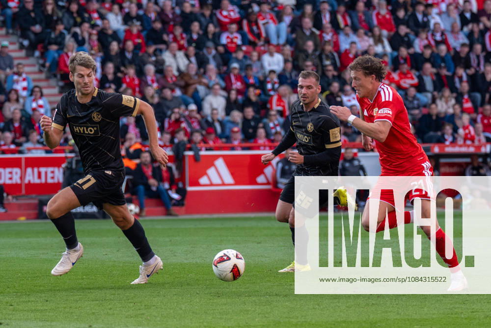 Deutschland: Fussball 1. Bundesliga, 5. Spieltag 2026 2027, 1.FC Union Berlin - SV Elversberg am 10.10.2026 in Berlin (Stadion An der Alten Försterei): Tim Skarke (1. FC Union Berlin, 21) am Ball Zweikampf mit Maximilian Rohr (SV Elversberg, 31)