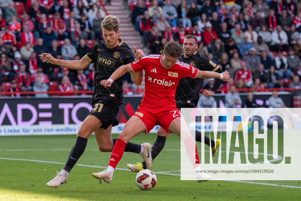 Deutschland: Fussball 1. Bundesliga, 5. Spieltag 2026 2027, 1.FC Union Berlin - SV Elversberg am 10.10.2026 in Berlin (Stadion An der Alten Försterei): Tim Skarke (1. FC Union Berlin, 21) am Ball Zweikampf mit Maximilian Rohr (SV Elversberg, 31)