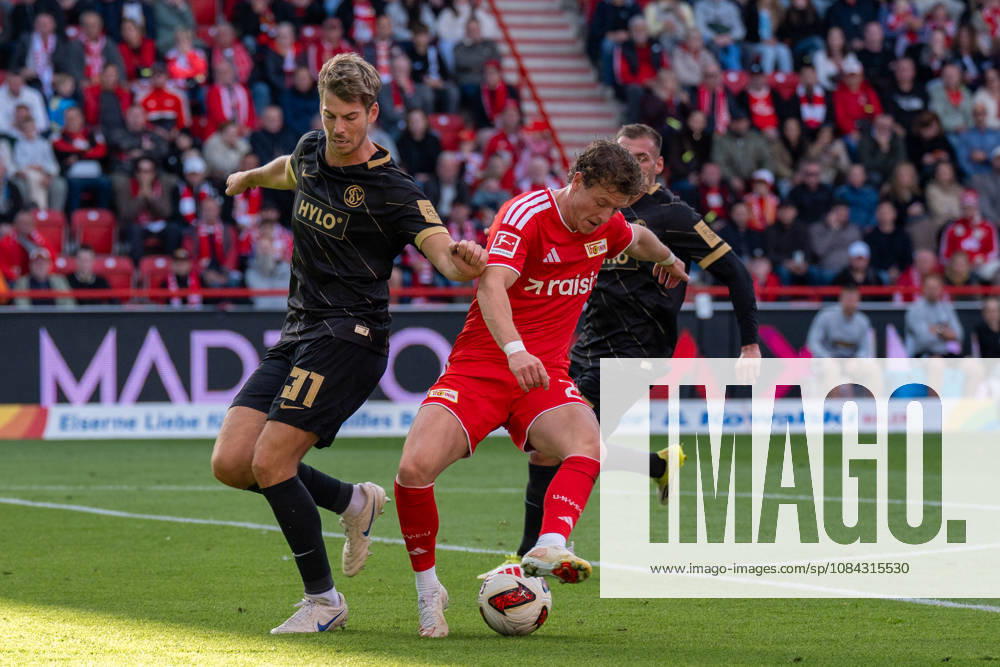 Deutschland: Fussball 1. Bundesliga, 5. Spieltag 2026 2027, 1.FC Union Berlin - SV Elversberg am 10.10.2026 in Berlin (Stadion An der Alten Försterei): Tim Skarke (1. FC Union Berlin, 21) am Ball Zweikampf mit Maximilian Rohr (SV Elversberg, 31)