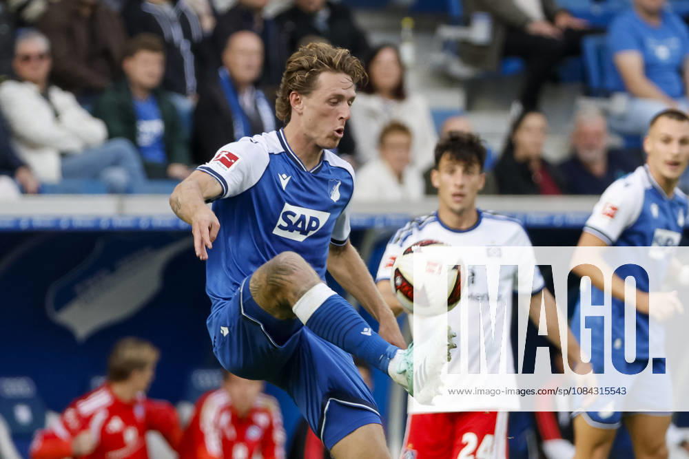 Wouter Burger (TSG Hoffenheim, 18) am Ball , Deutschland, Fussball, 1. Bundesliga, 5.Spieltag, 2026 2027, TSG Hoffenheim vs. Hamburger SV, 10.10.2026, Sinsheim SNP Arena Deutschland