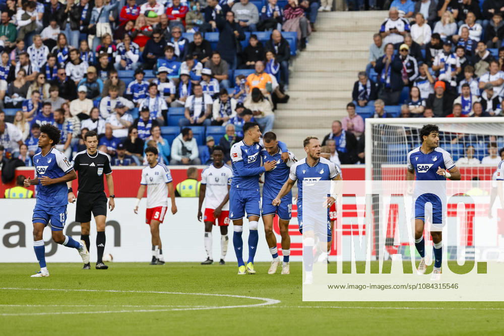 Torjubel TSG Hoffenheim beim 1:1 durch Fisnik Asllani (TSG Hoffenheim, 11), Freude, Begeisterung, positive Emotionen, Torerfolg , Deutschland, Fussball, 1. Bundesliga, 5.Spieltag, 2026 2027, TSG Hoffenheim vs. Hamburger SV, 10.10.2026, Sinsheim SNP Arena Deutschland
