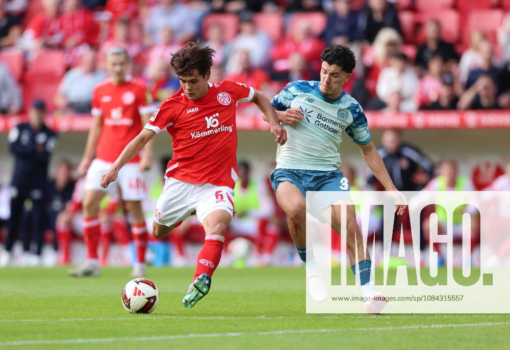 Fussball Bundesliga, 1. FSV Mainz 05 - Bayer 04 Leverkusen, v.l., Kaishu Sano (FSV Mainz 05), Ibrahim Maza (Bayer 04 Leverkusen) DFL DFB REGULATIONS PROHIBIT ANY USE OF PHOTOGRAPHS AS IMAGE SEQUENCES AND OR QUASI-VIDEO.