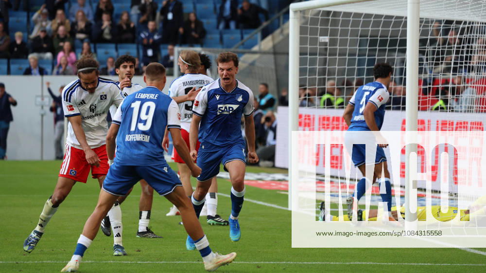 Fussball 1.Bundesliga, TSG 1899 Hoffenheim - Hamburger SV v.l. Torjubel nach dem Tor zum celebrating the goal celebrate 1:1 durch Fisnik Asllani (TSG 1899 Hoffenheim) Sinsheim