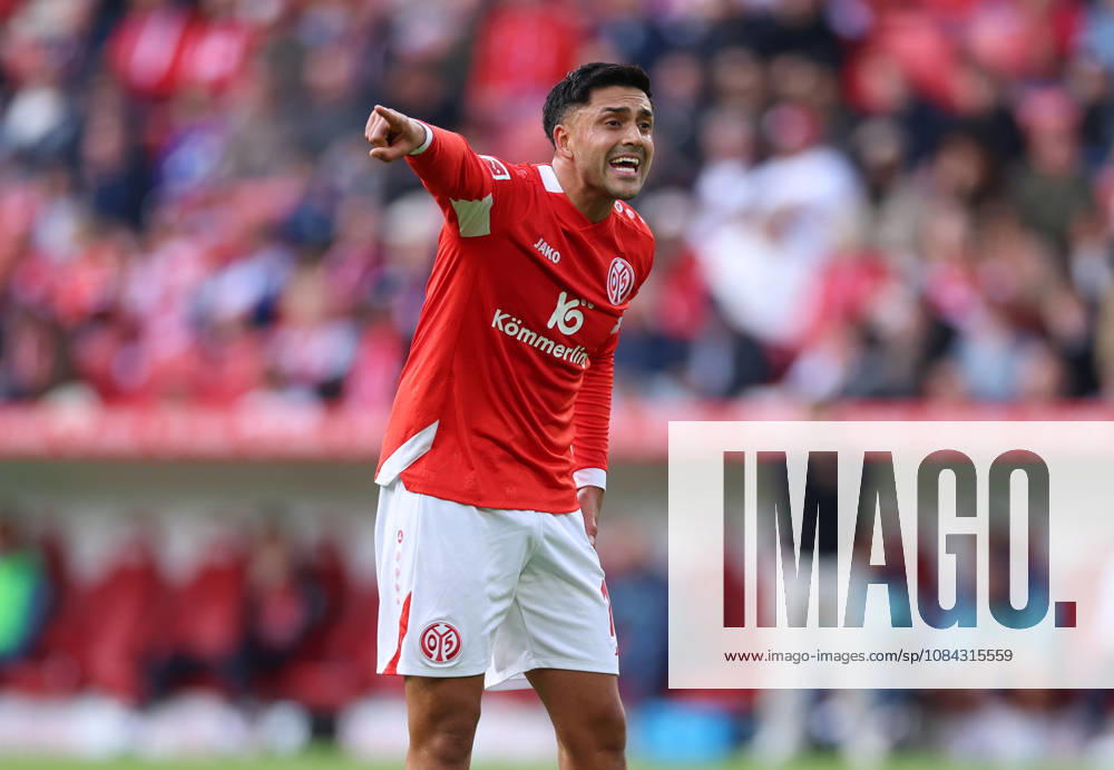 Fussball Bundesliga, 1. FSV Mainz 05 - Bayer 04 Leverkusen, v.l., Nadiem Amiri (FSV Mainz 05) gibt Anweisungen, gestikuliert, mit den Armen gestikulieren, gives instructions, gesticulate DFL DFB REGULATIONS PROHIBIT ANY USE OF PHOTOGRAPHS AS IMAGE SEQUENCES AND OR QUASI-VIDEO.