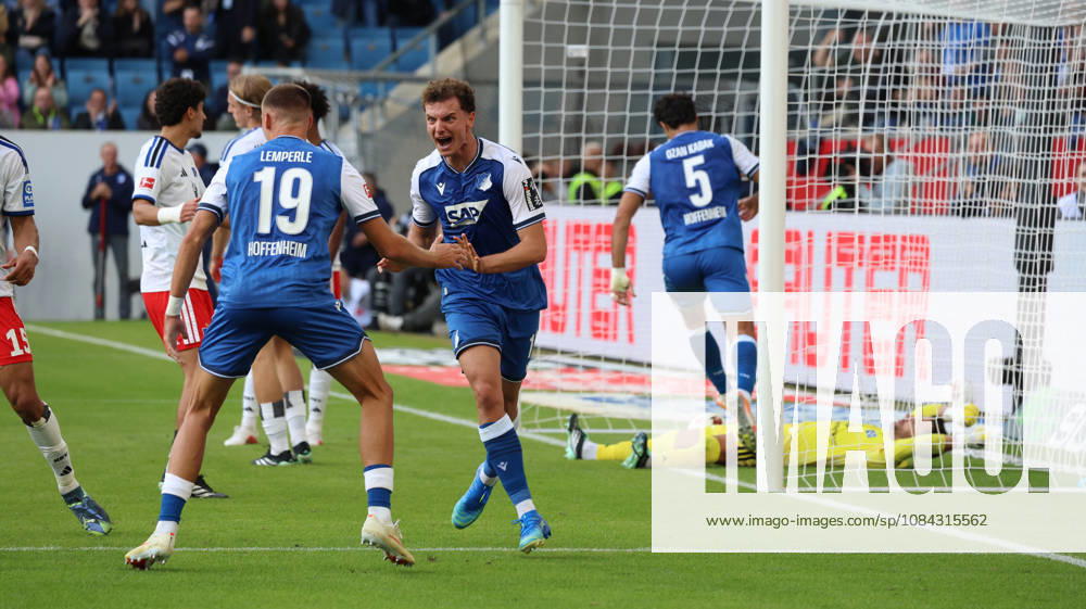 Fussball 1.Bundesliga, TSG 1899 Hoffenheim - Hamburger SV v.l. Torjubel nach dem Tor zum celebrating the goal celebrate 1:1 durch Fisnik Asllani (TSG 1899 Hoffenheim) Sinsheim
