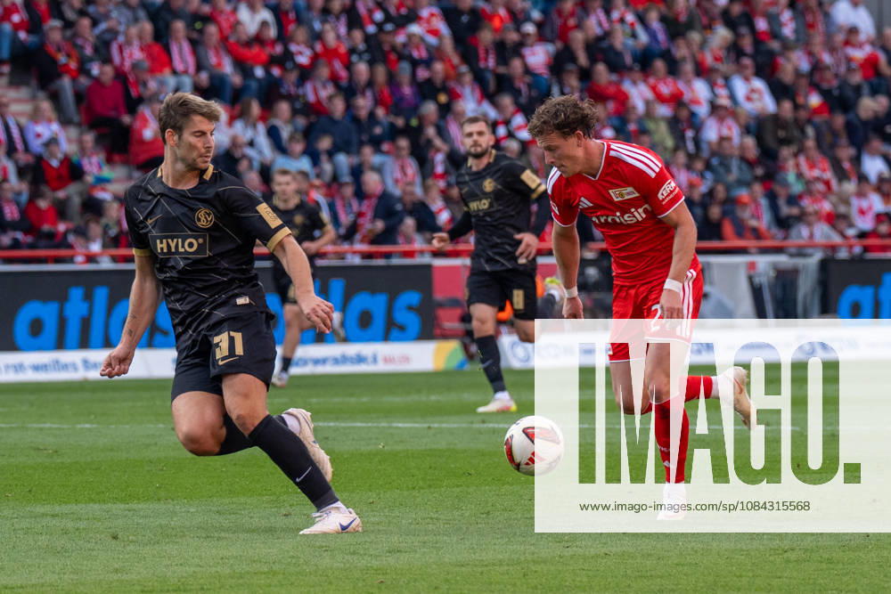 Deutschland: Fussball 1. Bundesliga, 5. Spieltag 2026 2027, 1.FC Union Berlin - SV Elversberg am 10.10.2026 in Berlin (Stadion An der Alten Försterei): Tim Skarke (1. FC Union Berlin, 21) am Ball Zweikampf mit Maximilian Rohr (SV Elversberg, 31)
