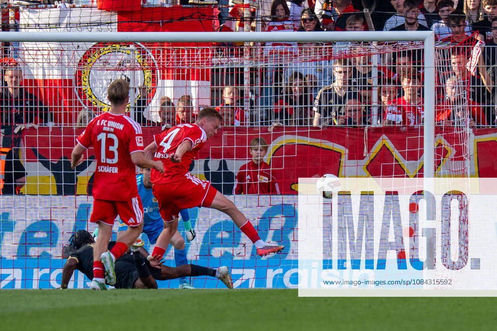 Deutschland: Fussball 1. Bundesliga, 5. Spieltag 2026 2027, 1.FC Union Berlin - SV Elversberg am 10.10.2026 in Berlin (Stadion An der Alten Försterei): Noel Futkeu (SV Elversberg, 9) Zweikampf mit Zeno van den Bosch (1. FC Union Berlin, 4)
