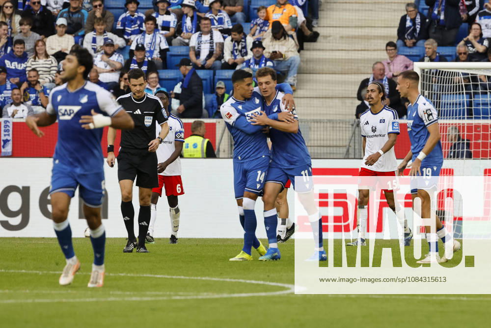 Torjubel TSG Hoffenheim beim 1:1 durch Fisnik Asllani (TSG Hoffenheim, 11), Freude, Begeisterung, positive Emotionen, Torerfolg , Deutschland, Fussball, 1. Bundesliga, 5.Spieltag, 2026 2027, TSG Hoffenheim vs. Hamburger SV, 10.10.2026, Sinsheim SNP Arena Deutschland