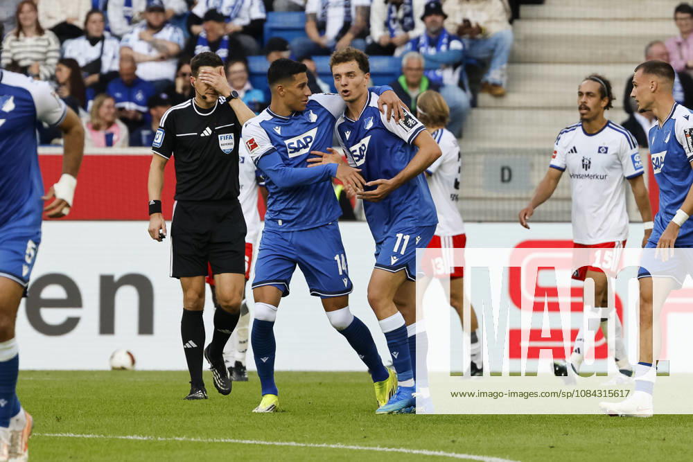 Torjubel TSG Hoffenheim beim 1:1 durch Fisnik Asllani (TSG Hoffenheim, 11), Freude, Begeisterung, positive Emotionen, Torerfolg , Deutschland, Fussball, 1. Bundesliga, 5.Spieltag, 2026 2027, TSG Hoffenheim vs. Hamburger SV, 10.10.2026, Sinsheim SNP Arena Deutschland