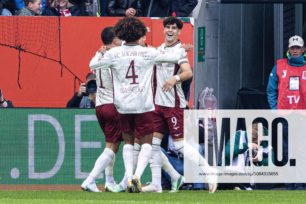 Deutschland: FC Augsburg vs FC Bayern München, 1. Bundesliga, 5. Spieltag, Saison 2026 27, WWK Arena (Augsburg): Torjubel FC Augsburg nach Tor von Robin Fellhauer, (FC Augsburg, 19) Augsburg WWK Arena Bayern Deutschland