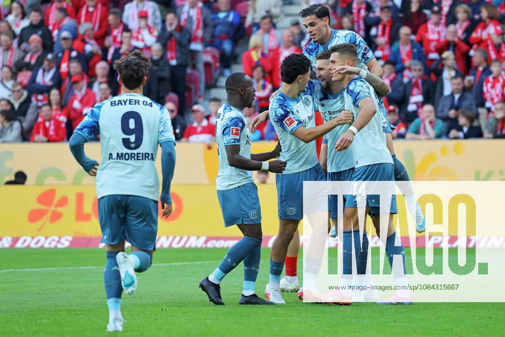 Mainz, Deutschland 10. Oktober 2026: 1. Bundesliga - 2026 2027 - 5. Spieltag - 1. FSV Mainz 05 gegen Bayer 04 Leverkusen Im Bild: Torschütze Robert Andrich (B04)(3v.li.) freut sich über sein Tor zum 0:1. DFL regulations prohibit any use of photographs as image sequences and or quasi-video Mewa Arena Rheinland - Pfalz