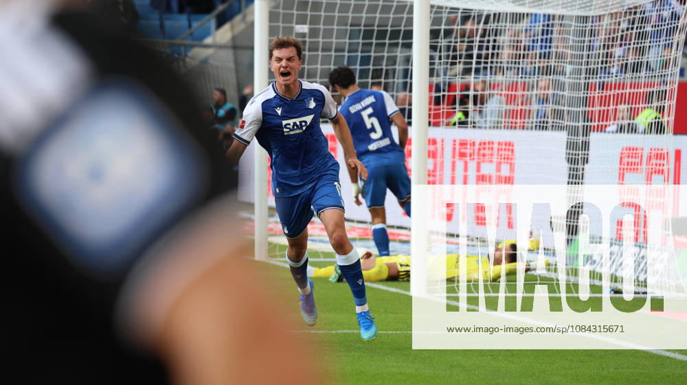 Fussball 1.Bundesliga, TSG 1899 Hoffenheim - Hamburger SV v.l. Torjubel nach dem Tor zum celebrating the goal celebrate 1:1 durch Fisnik Asllani (TSG 1899 Hoffenheim) Sinsheim