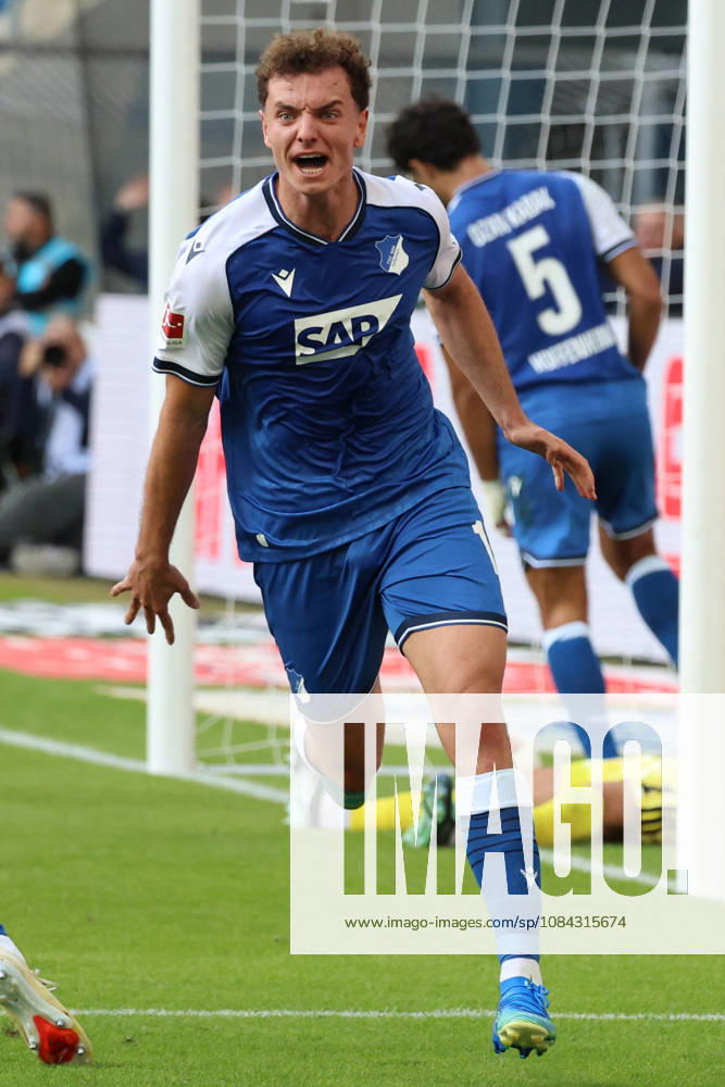 Fussball 1.Bundesliga, TSG 1899 Hoffenheim - Hamburger SV v.l. Torjubel nach dem Tor zum celebrating the goal celebrate 1:1 durch Fisnik Asllani (TSG 1899 Hoffenheim) Sinsheim