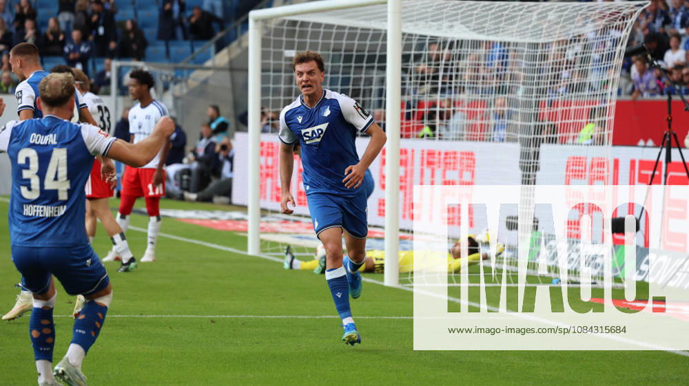 Fussball 1.Bundesliga, TSG 1899 Hoffenheim - Hamburger SV v.l. Torjubel nach dem Tor zum celebrating the goal celebrate 1:1 durch Fisnik Asllani (TSG 1899 Hoffenheim) Sinsheim