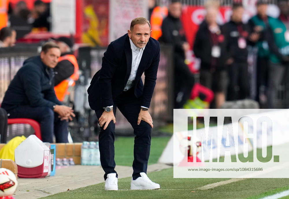Mauro Lustrinelli (1. FC Union Berlin, Cheftrainer) verfolgt das Spielgeschehen. GER, 1.FC Union Berlin vs SV Elversberg, 1. Bundesliga, 5. Spieltag, Saison 2026-27, Stadion An der Alten Foersterei, Berlin, 10.10.2026 DFL REGULATIONS PROHIBIT ANY USE OF PHOTOGRAPHS AS IMAGE SEQUENCES AND OR QUASI-VIDEO 1.FC Union Berlin vs SV Elversberg, 1. Bundesliga, 5. Spieltag, Saison 2026-27, 10.10.2026 Berlin