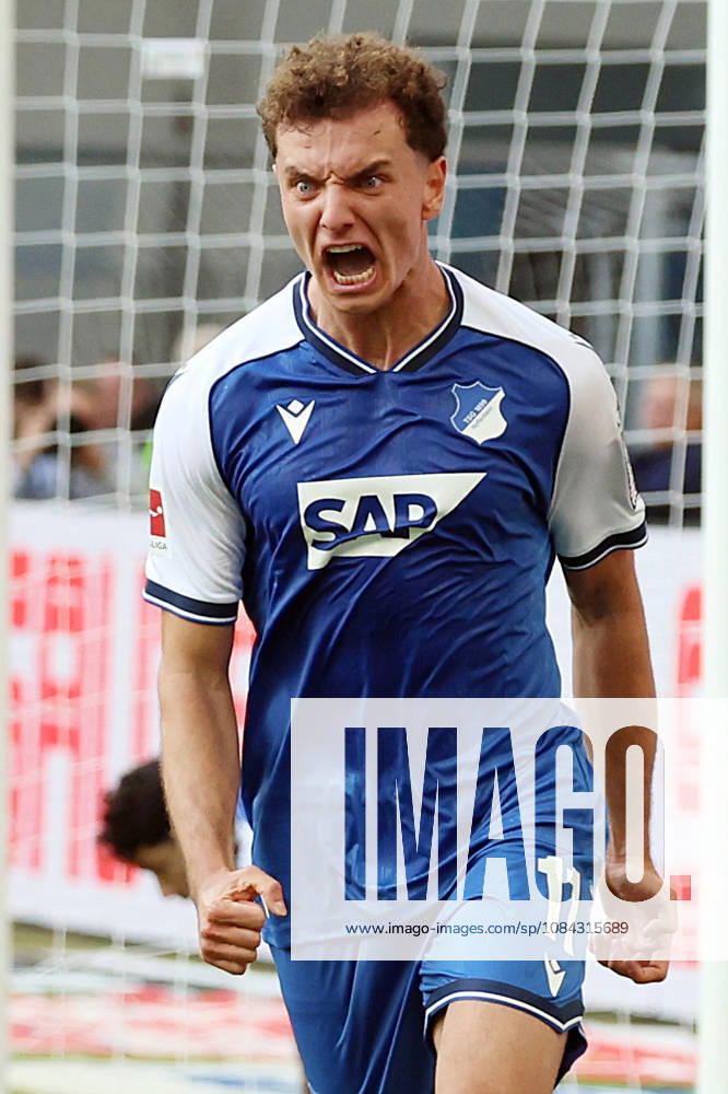 Fussball 1.Bundesliga, TSG 1899 Hoffenheim - Hamburger SV v.l. Torjubel nach dem Tor zum celebrating the goal celebrate 1:1 durch Fisnik Asllani (TSG 1899 Hoffenheim) Sinsheim