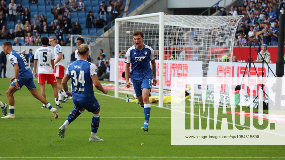 Fussball 1.Bundesliga, TSG 1899 Hoffenheim - Hamburger SV v.l. Torjubel nach dem Tor zum celebrating the goal celebrate 1:1 durch Fisnik Asllani (TSG 1899 Hoffenheim) Sinsheim