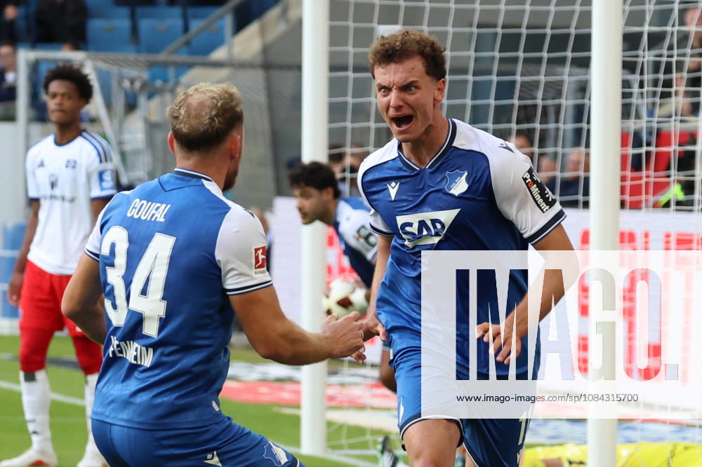 Fussball 1.Bundesliga, TSG 1899 Hoffenheim - Hamburger SV v.l. Torjubel nach dem Tor zum celebrating the goal celebrate 1:1 durch Fisnik Asllani (TSG 1899 Hoffenheim) Sinsheim