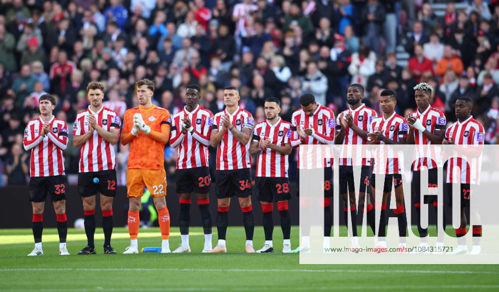 Sunderland v Brighton and Hove Albion - Premier League 2026 27 Sunderland players observe a minutes applause before the Premier League 2026 27 match between Sunderland and Brighton & Hove Albion at Stadium of Light on October 10, 2026 in Sunderland, England. WARNING! This Photograph May Only Be Used For Newspaper And Or Magazine Editorial Purposes. May Not Be Used For Publications Involving 1 player, 1 Club Or 1 Competition Without Written Authorisation From Football DataCo Ltd. For Any Queries, Please Contact Football DataCo Ltd on +44 (0) 207 864 9121 Sunderland Stadium of Light England United Kingdom
