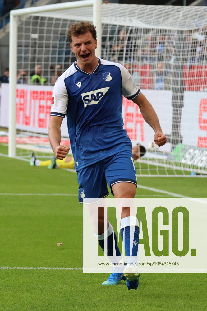 Fussball 1.Bundesliga, TSG 1899 Hoffenheim - Hamburger SV v.l. Torjubel nach dem Tor zum celebrating the goal celebrate 1:1 durch Fisnik Asllani (TSG 1899 Hoffenheim) Sinsheim