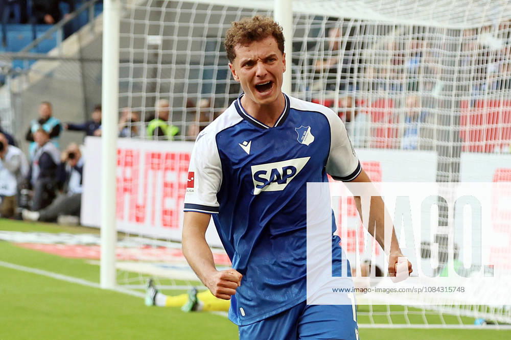 Fussball 1.Bundesliga, TSG 1899 Hoffenheim - Hamburger SV v.l. Torjubel nach dem Tor zum celebrating the goal celebrate 1:1 durch Fisnik Asllani (TSG 1899 Hoffenheim) Sinsheim