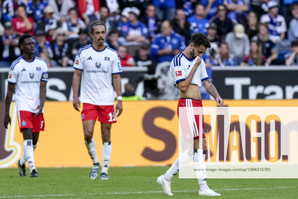 V.li.: Albert Sambi Lokonga (HSV, 6), Yussuf Poulsen (HSV, 15), Fabio Vieira (HSV, 20), Spieler vom Hamburger SV (HSV), enttäuscht schauend, Enttäuschung, Frustration, disappointed, pessimistisch, nach dem Gegentor zum 1:1, Action, Aktion, Spielszene, 10.10.2026, Sinsheim (Deutschland), Fussball, Bundesliga, TSG 1899 Hoffenheim - Hamburger SV, DFB DFL REGULATIONS PROHIBIT ANY USE OF PHOTOGRAPHS AS IMAGE SEQUENCES AND OR QUASI-VIDEO.