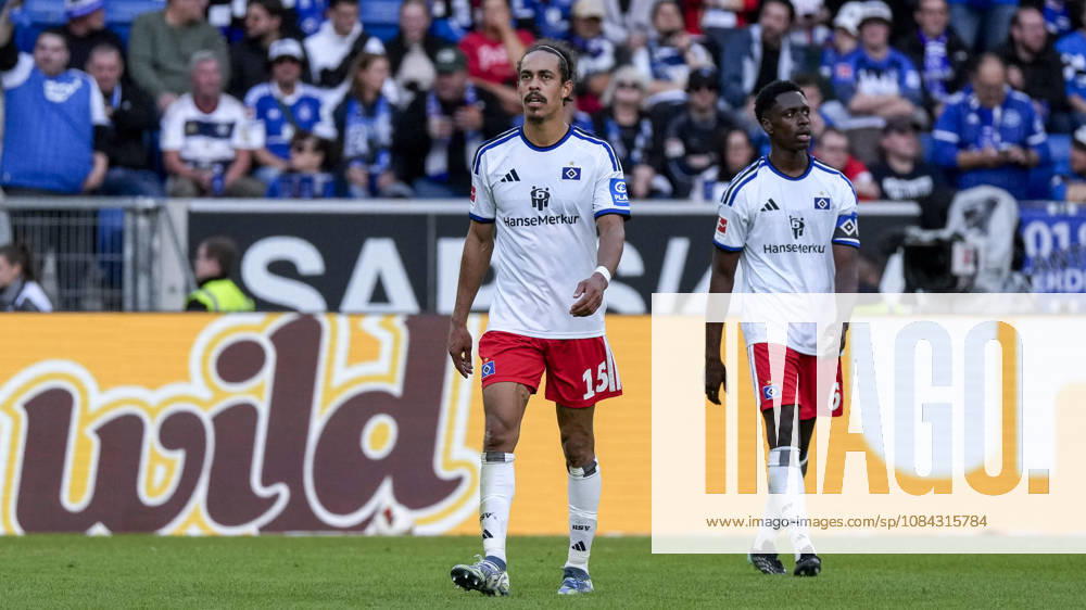 V.li.: Yussuf Poulsen (HSV, 15), Albert Sambi Lokonga (HSV, 6), Spieler vom Hamburger SV (HSV), enttäuscht schauend, Enttäuschung, Frustration, disappointed, pessimistisch, nach dem Gegentor zum 1:1, Action, Aktion, Spielszene, 10.10.2026, Sinsheim (Deutschland), Fussball, Bundesliga, TSG 1899 Hoffenheim - Hamburger SV, DFB DFL REGULATIONS PROHIBIT ANY USE OF PHOTOGRAPHS AS IMAGE SEQUENCES AND OR QUASI-VIDEO.