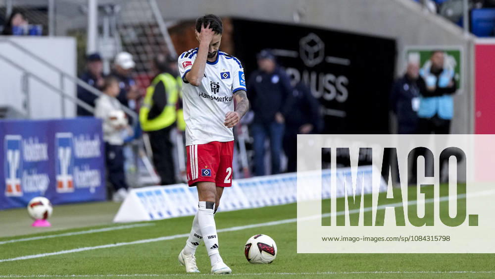 Fabio Vieira (HSV, 20), Spieler vom Hamburger SV (HSV), Freisteller, Ganzkörper, Einzelbild, Einzelfoto, Aktion, Action, enttäuscht schauend, Enttäuschung, Frustration, disappointed, pessimistisch, Spielszene, 10.10.2026, Sinsheim (Deutschland), Fussball, Bundesliga, TSG 1899 Hoffenheim - Hamburger SV, DFB DFL REGULATIONS PROHIBIT ANY USE OF PHOTOGRAPHS AS IMAGE SEQUENCES AND OR QUASI-VIDEO.