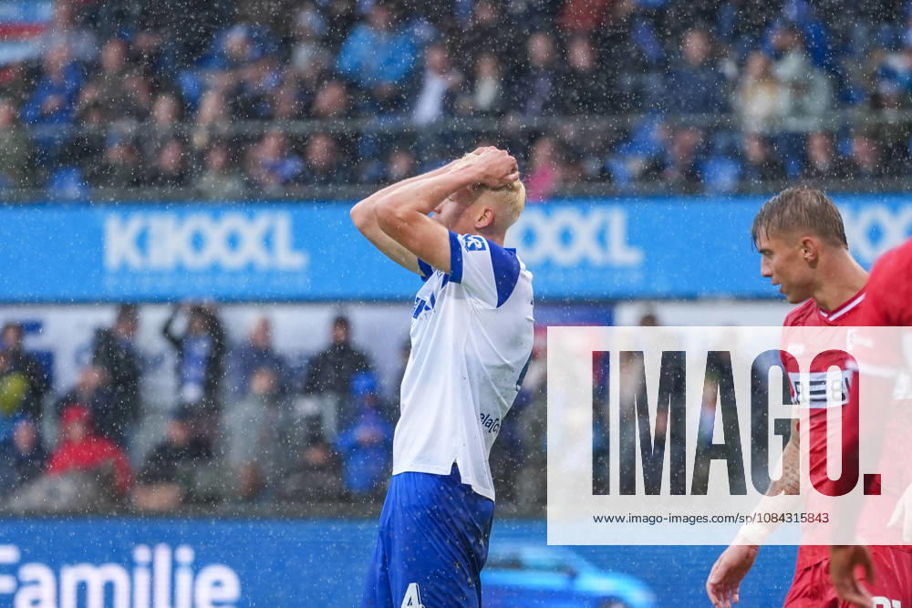 Deutschland: Fussball, 3. Liga, 8. Spieltag, Hänsch-Arena, Meppen, Emsland, Niedersachsen, SV Meppen vs. VfB Stuttgart U21, U 21 VfB Stuttgart II: Jona Borsum (SV Meppen, 4) kann es nicht fassen, er vergibt eine Torchance.