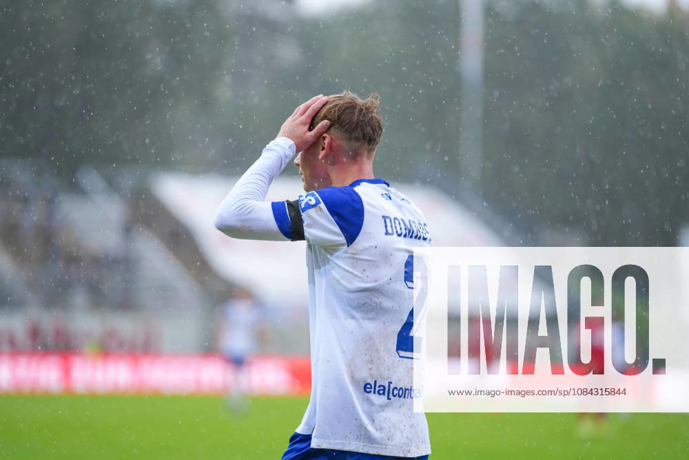Deutschland: Fussball, 3. Liga, 8. Spieltag, Hänsch-Arena, Meppen, Emsland, Niedersachsen, SV Meppen vs. VfB Stuttgart U21, U 21 VfB Stuttgart II: Dominique Domröse (SV Meppen, 2) fasst sich an den Kopf, ist enttäuscht