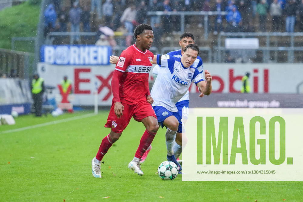 Deutschland: Fussball, 3. Liga, 8. Spieltag, Hänsch-Arena, Meppen, Emsland, Niedersachsen, SV Meppen vs. VfB Stuttgart U21, U 21 VfB Stuttgart II: Luis Sprekelmeyer (SV Meppen, 19) will an den Ball.
