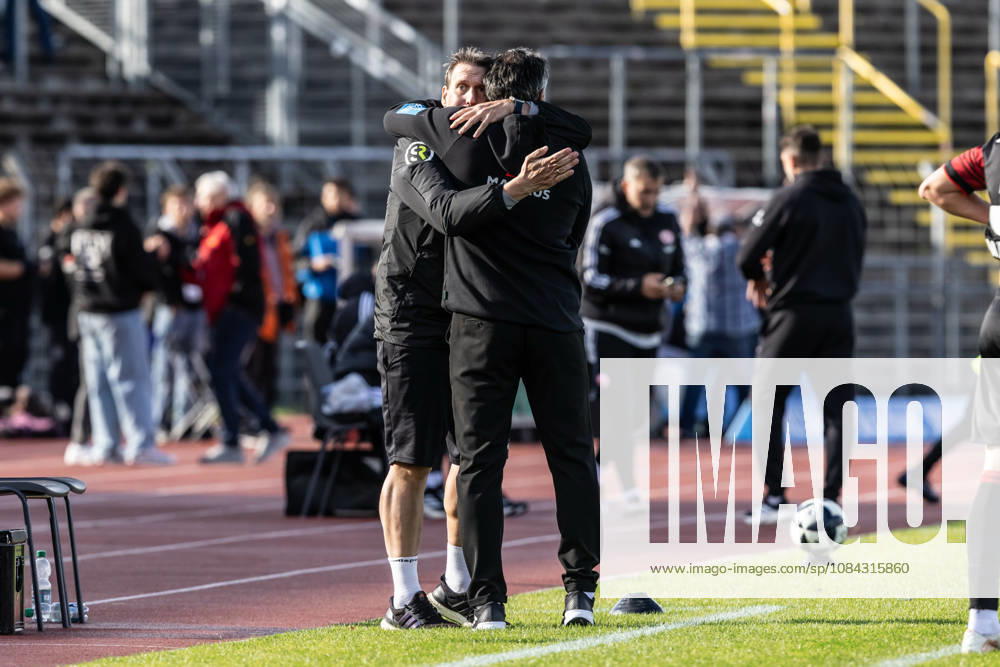 SSV Ulm 1846 Fußball vs. Eintracht Frankfurt II, Fussball, Regionalliga Südwest, 11. Spieltag, Donaustadion Ulm 10.10.26 Freude Jubel Emotionen beim SSV Ulm 1846 Fußball nach dem ersten Sieg in der Liga seit April. v.l. Oliver Unsöld (SSV Ulm 1846 Fußball, Co-Trainer), Alois Schwartz (SSV Ulm 1846 Fussball, Trainer und sportlicher Leiter) SSV Ulm 1846 Fußball vs. Eintracht Frankfurt II, Fussball, Regionalliga Südwest, 11. Spieltag, Donaustadion Ulm 10.10.26 Foto: Lucca Fundel Ulm Donaustadion Baden-Württemberg Deutschland