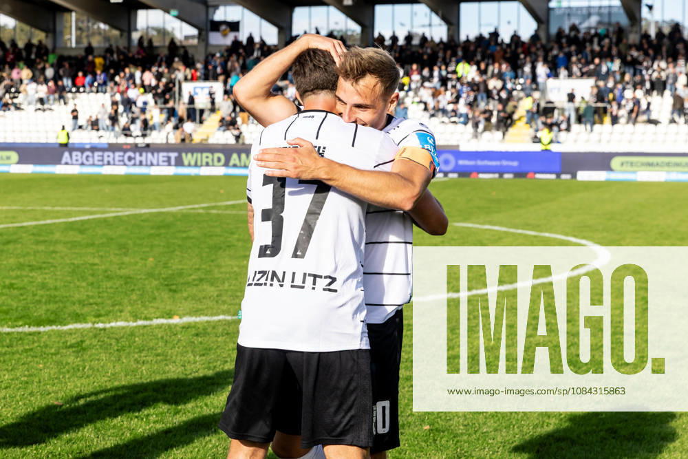 SSV Ulm 1846 Fußball vs. Eintracht Frankfurt II, Fussball, Regionalliga Südwest, 11. Spieltag, Donaustadion Ulm 10.10.26 Freude Jubel Emotionen beim SSV Ulm 1846 Fußball nach dem ersten Sieg in der Liga seit April. v.l. Moritz Heinrich (SSV Ulm 1846 Fussball, 37), Alexander Kopf (SSV Ulm 1846 Fußball, 20) SSV Ulm 1846 Fußball vs. Eintracht Frankfurt II, Fussball, Regionalliga Südwest, 11. Spieltag, Donaustadion Ulm 10.10.26 Foto: Lucca Fundel Ulm Donaustadion Baden-Württemberg Deutschland