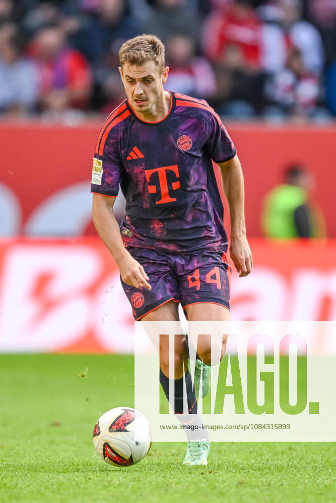 Josip Stanisic (FC Bayern Muenchen) in Aktion, am Ball, Einzelaktion waehrend des spiels der 1. Bundesliga zwischen FC Augsburg und FC Bayern Muenchen, WWK Arena am 10. October 2026 in Augsburg, Deutschland. (Foto von Harry Langer DeFodi Images) +++ Josip Stanisic (FC Bayern Muenchen) controls the Ball during the Bundesliga match between FC Augsburg and FC Bayern Muenchen at WWK Arena on October 10, 2026 in Augsburg, Germany. (Photo by Harry Langer DeFodi Images) DFB DFL REGULATIONS PROHIBIT ANY USE OF PHOTOGRAPHS AS IMAGE SEQUENCES AND OR QUASI-VIDEO. (Photo by Harry Langer DeFodi Images) DFB DFL REGULATIONS PROHIBIT ANY USE OF PHOTOGRAPHS AS IMAGE SEQUENCES AND OR QUASI-VIDEO. -