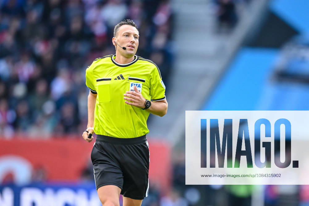Schiedsrichter Sven Jablonski Schaut waehrend des spiels der 1. Bundesliga zwischen FC Augsburg und FC Bayern Muenchen, WWK Arena am 10. October 2026 in Augsburg, Deutschland. (Foto von Harry Langer DeFodi Images) +++ Schiedsrichter Sven Jablonski Looks on during the Bundesliga match between FC Augsburg and FC Bayern Muenchen at WWK Arena on October 10, 2026 in Augsburg, Germany. (Photo by Harry Langer DeFodi Images) DFB DFL REGULATIONS PROHIBIT ANY USE OF PHOTOGRAPHS AS IMAGE SEQUENCES AND OR QUASI-VIDEO. (Photo by Harry Langer DeFodi Images) DFB DFL REGULATIONS PROHIBIT ANY USE OF PHOTOGRAPHS AS IMAGE SEQUENCES AND OR QUASI-VIDEO. -