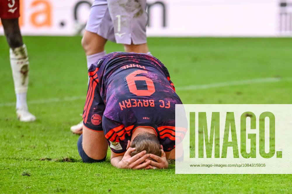 Harry Kane (FC Bayern Muenchen) gestikuliert, gestik waehrend des spiels der 1. Bundesliga zwischen FC Augsburg und FC Bayern Muenchen, WWK Arena am 10. October 2026 in Augsburg, Deutschland. (Foto von Harry Langer DeFodi Images) +++ Harry Kane (FC Bayern Muenchen) gestures during the Bundesliga match between FC Augsburg and FC Bayern Muenchen at WWK Arena on October 10, 2026 in Augsburg, Germany. (Photo by Harry Langer DeFodi Images) DFB DFL REGULATIONS PROHIBIT ANY USE OF PHOTOGRAPHS AS IMAGE SEQUENCES AND OR QUASI-VIDEO. (Photo by Harry Langer DeFodi Images) DFB DFL REGULATIONS PROHIBIT ANY USE OF PHOTOGRAPHS AS IMAGE SEQUENCES AND OR QUASI-VIDEO. -