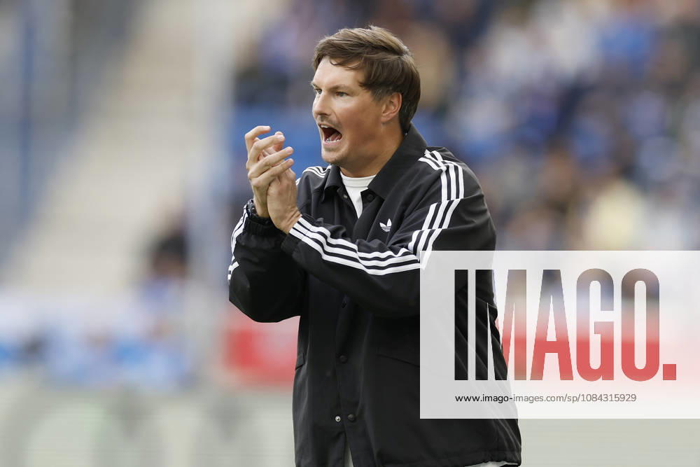 Trainer Merlin Polzin (HSV) im Bundesliga-Spiel zwischen der TSG 1899 Hoffenheim und dem Hamburger SV in der PreZero Arena, Sinsheim, Deutschland, am 10. Oktober 2026. in action during the Bundesliga match between TSG 1899 Hoffenheim and Hamburger SV at the PreZero Arena, Sinsheim, Germany, on October 10, 2026. DFB DFL REGULATIONS PROHIBIT ANY USE OF PHOTOGRAPHS AS IMAGE SEQUENCES AND OR QUASI-VIDEO,