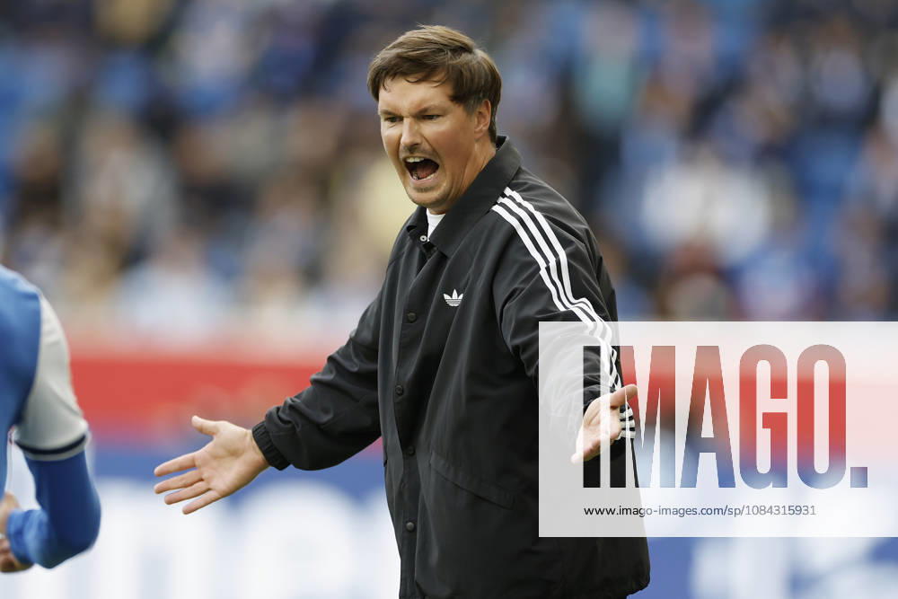 Trainer Merlin Polzin (HSV) im Bundesliga-Spiel zwischen der TSG 1899 Hoffenheim und dem Hamburger SV in der PreZero Arena, Sinsheim, Deutschland, am 10. Oktober 2026. in action during the Bundesliga match between TSG 1899 Hoffenheim and Hamburger SV at the PreZero Arena, Sinsheim, Germany, on October 10, 2026. DFB DFL REGULATIONS PROHIBIT ANY USE OF PHOTOGRAPHS AS IMAGE SEQUENCES AND OR QUASI-VIDEO,