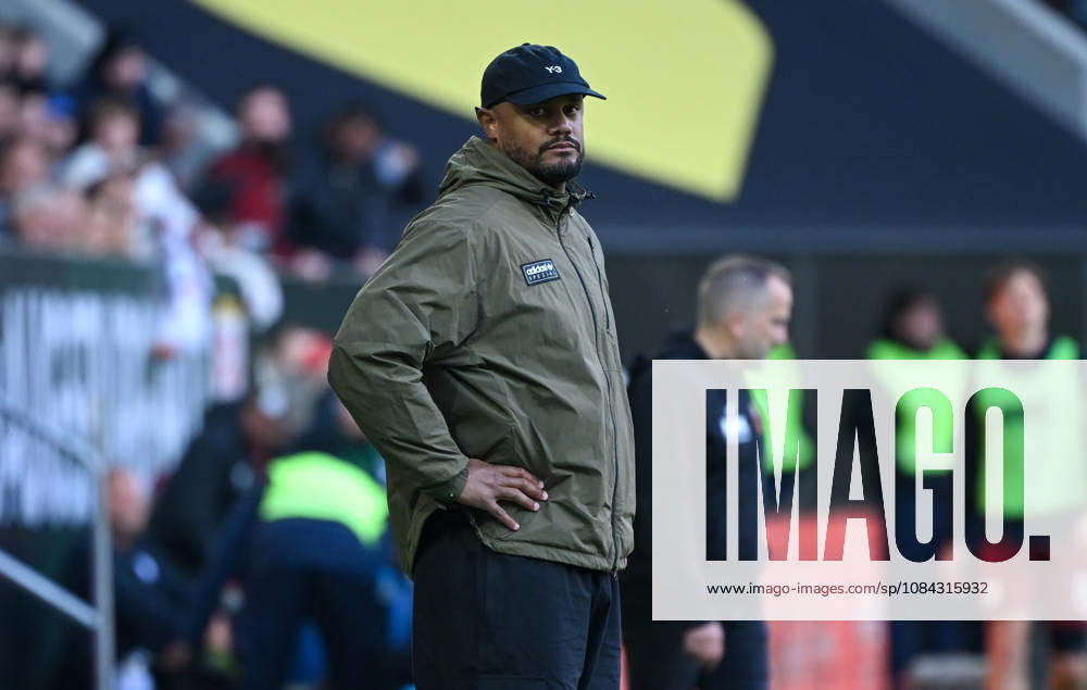 Fussball 1.Bundesliga, FC Augsburg - Bayern München v.l. Cheftrainer Vincent Kompany (FC Bayern Muenchen) Augsburg