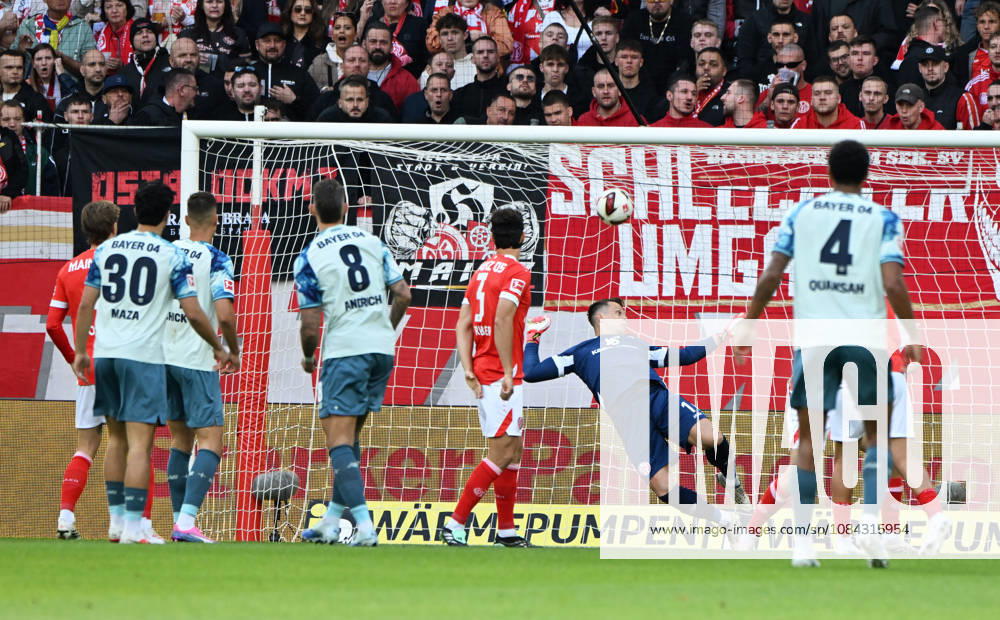 Fussball-Bundesliga - Saison 2026 2027 Mewa-Arena Mainz - 10.10.2026 1. FSV Mainz 05 (mz) - Bayer Leverkusen (lev) Der Ball von Robert Andrich (Bayer Leverkusen), Nr. 8; schlägt hinter Torwart Alexander SCHWOLOW (1. FSV Mainz 05) zum 1:0 ein DFL REGULATIONS PROHIBIT ANY USE OF PHOTOGRAPHS AS IMAGE SEQUENCES AND OR QUASI VIDEO NATIONAL AND INTERNATIONAL NEWS AGENCIES OUT Fussball-Bundesliga - 1. FSV Mainz 05