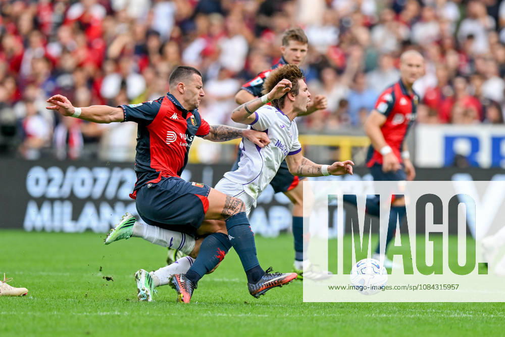 GenoaÕs Milutin Osmajic fights for the ball with Fiorentina s Franco Mastantuono during the Serie A soccer match between Genoa and Fiorentina at the Luigi Ferraris Stadium in Genoa, Italy - Saturday, October 10, 2026. - Soccer .