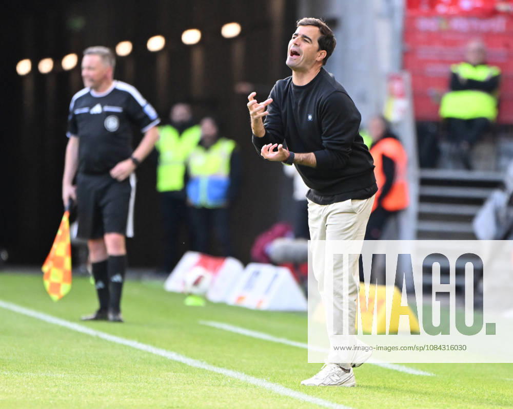 Fussball-Bundesliga - Saison 2026 2027 Mewa-Arena Mainz - 10.10.2026 1. FSV Mainz 05 (mz) - Bayer Leverkusen (lev) Trainer Carlos MARTINEZ (Bayer Leverkusen) DFL REGULATIONS PROHIBIT ANY USE OF PHOTOGRAPHS AS IMAGE SEQUENCES AND OR QUASI VIDEO NATIONAL AND INTERNATIONAL NEWS AGENCIES OUT Fussball-Bundesliga - 1. FSV Mainz 05