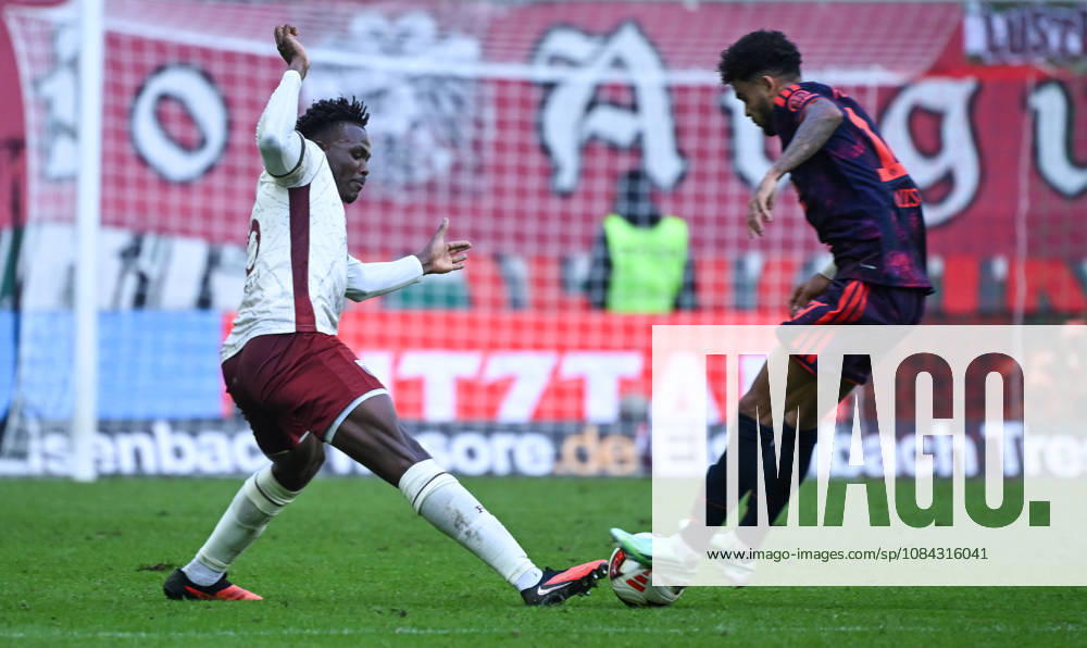 Fussball 1.Bundesliga, FC Augsburg - Bayern München v.l. Juma Bah (FC Augsburg), Luis Diaz (FC Bayern Muenchen) Zweikampf, Aktion, action, battle for the ball Augsburg