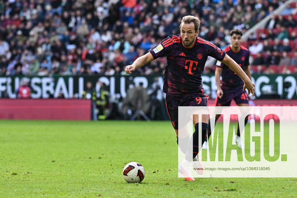 AUGSBURG, GERMANY; 10. OCTOBER: with Ball Harry KANE (FC Bayern Munich 9) during the Bundesliga Match between FC Augsburg vs. FC Bayern Munich at Matchday 5 at WWK-Arena DFL REGULATIONS PROHIBIT ANY USE OF PHOTOGRAPHS AS IMAGE SEQUENCES AND OR QUASI-VIDEO